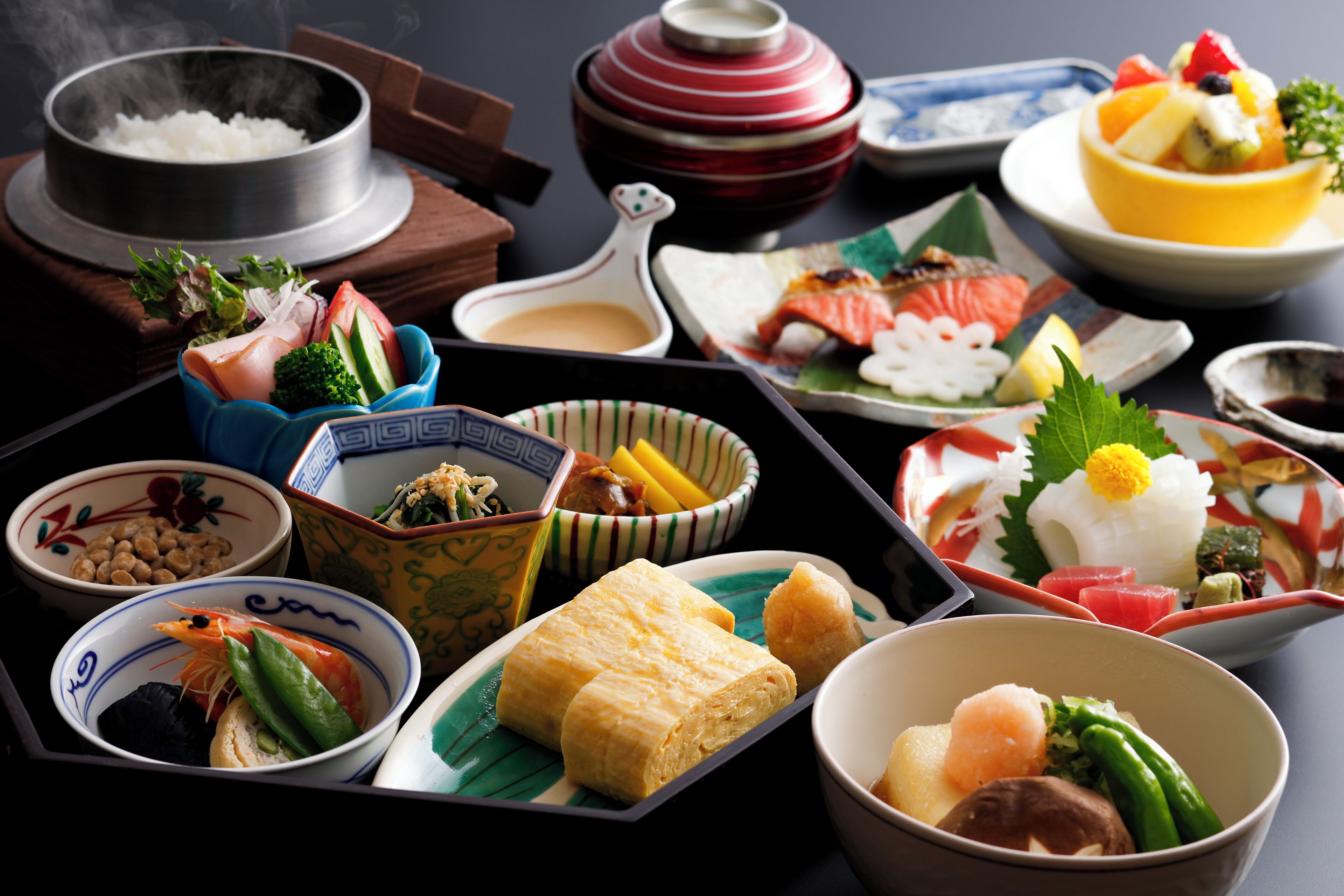 Une variété de plats traditionnels japonais disposés sur une table.
