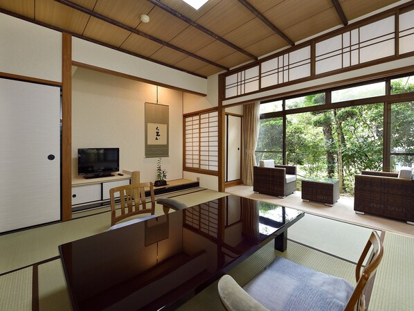 Minibar, iron/ironing board, free WiFi, bed sheets