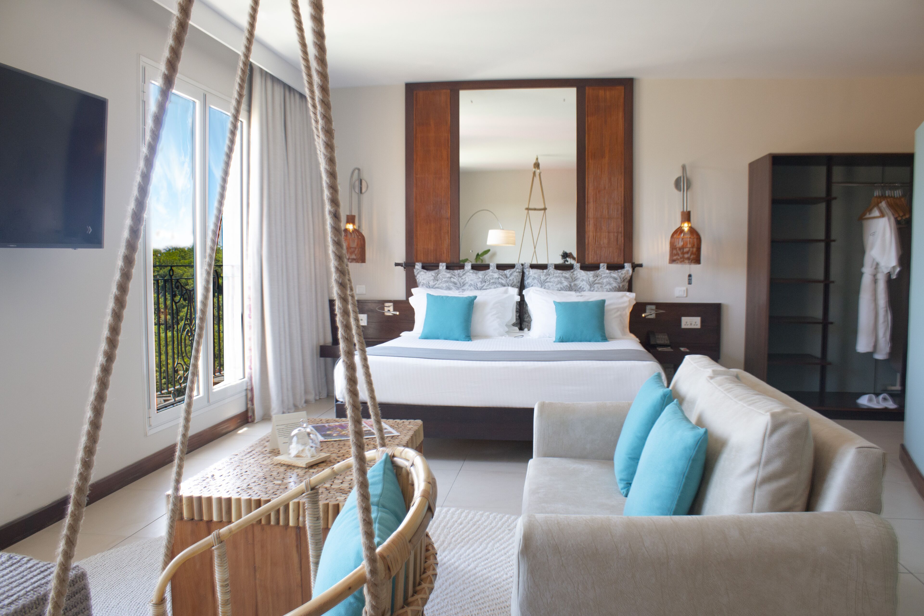 Superior Room | 1 bedroom, minibar, in-room safe, blackout curtains