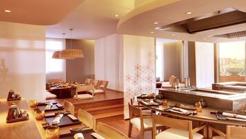 2 restaurantes; se sirve desayuno, almuerzo y cena; cocina mediterránea