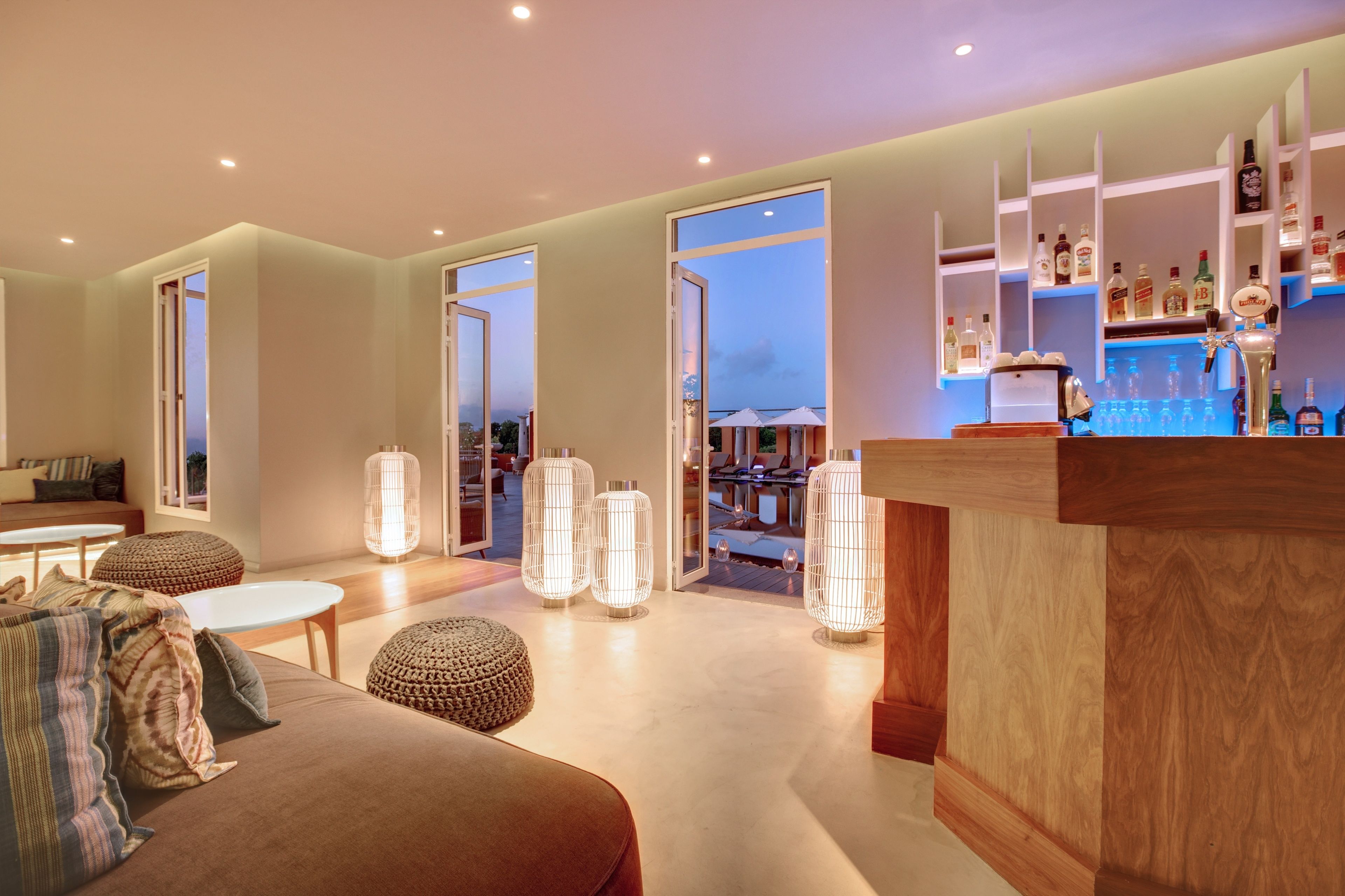 2 bars/lounges, piano bar, rooftop bar