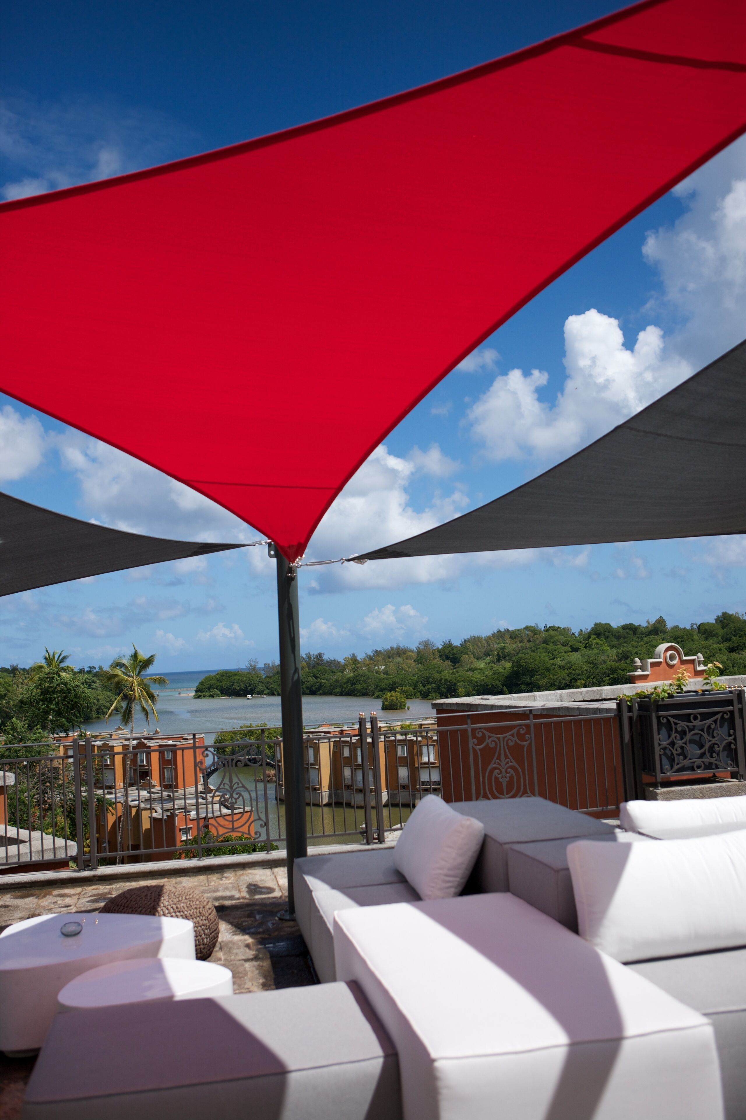 2 bars/lounges, piano bar, rooftop bar