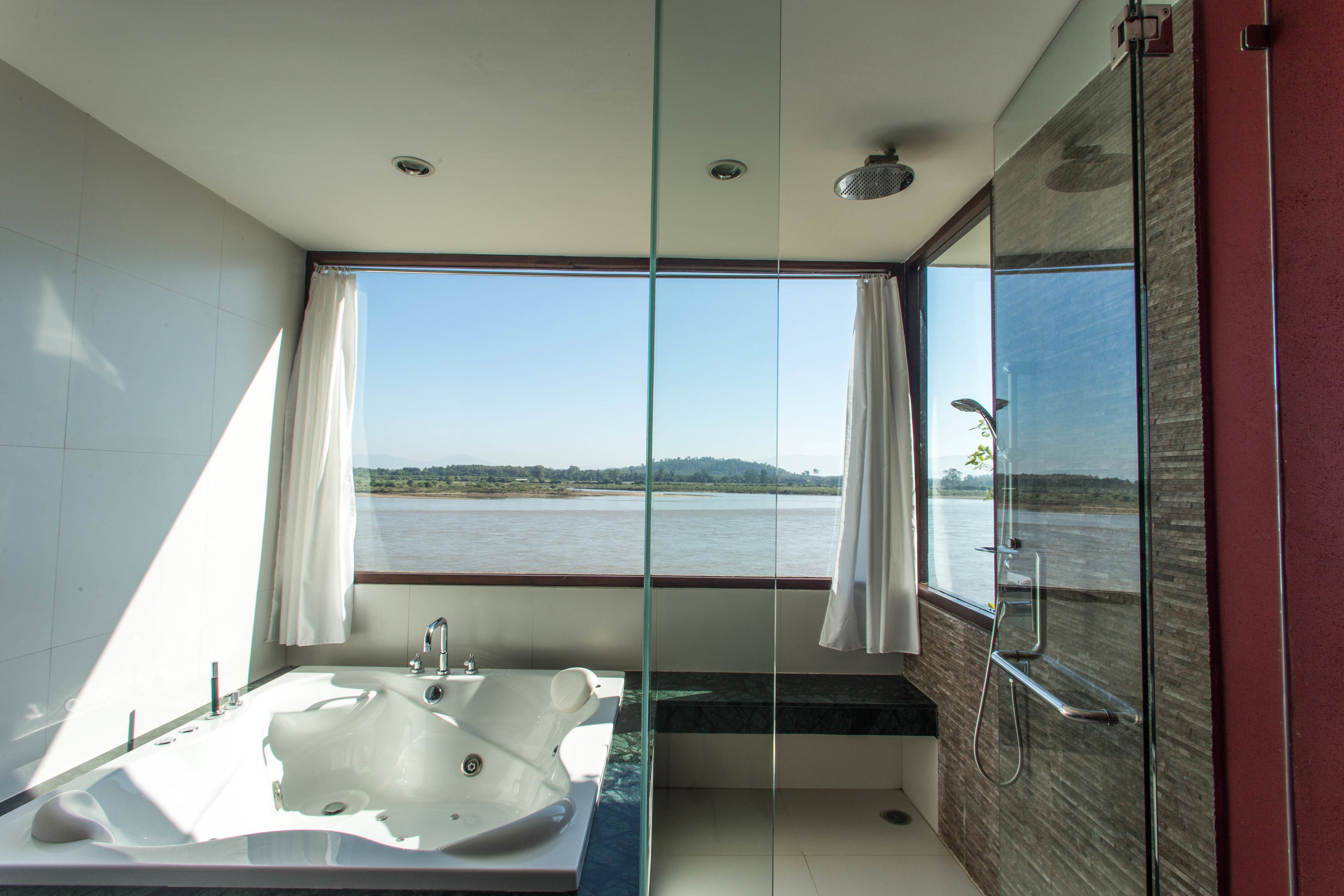 Executive Suite River View | Baño | Bañera y ducha independientes y bañera de hidromasaje
