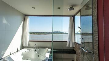 Executive Suite River View | Bathroom | Separate tub and shower, jetted tub, rainfall showerhead