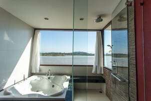 Executive Suite River View | Bathroom | Separate tub and shower, jetted tub, rainfall showerhead