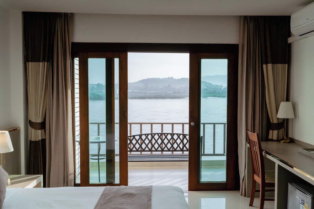 Deluxe River View Double Room | Literie de qualité, lit avec matelas en mousse à mémoire, minibar