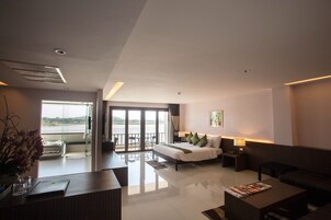 Executive Suite River View | Premium bedding, memory foam beds, minibar, in-room safe