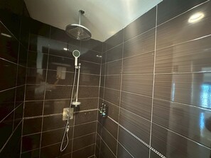 Separate tub and shower, jetted tub, rainfall showerhead - Siam Triangle Hotel (Chiang Saen)