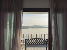 Deluxe River View Double Room | Terrace/patio