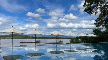 Alberca al aire libre, acceso de 08:00 a 19:00, y camastros