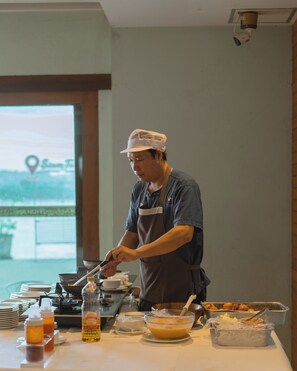 Phục vụ bữa sáng, bữa trưa, bữa tối và bữa sáng muộn