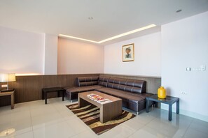 Executive Suite River View | Premium bedding, memory foam beds, minibar, in-room safe