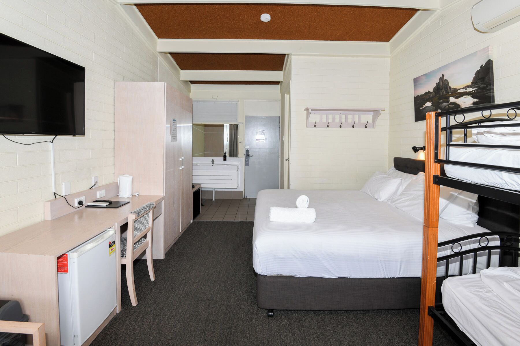 Standard Quadruple Room | Desk, laptop workspace, free WiFi, bed sheets