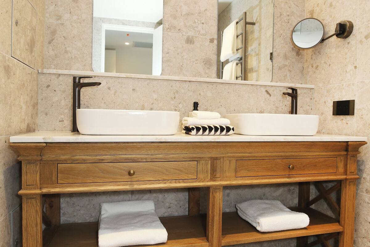 superior room | bathroom | shower, towels