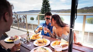 Lunsj og middag serveres, internasjonale retter