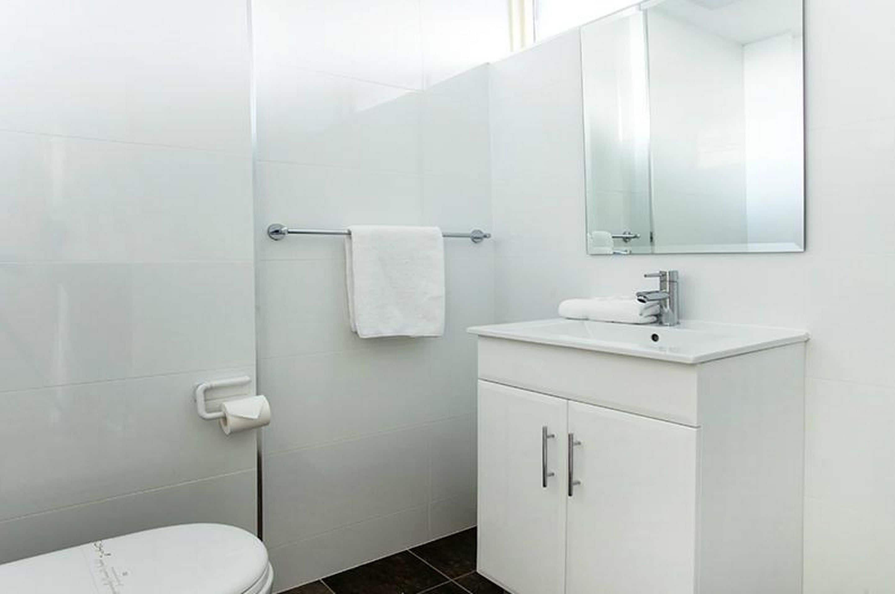 lake front family room | bathroom | shower, towels