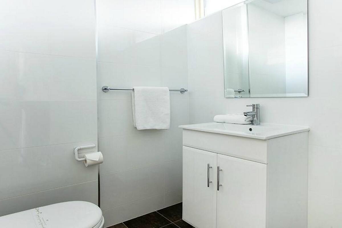 lake front family room | bathroom | shower, towels