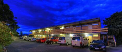 Un edificio a più piani con diversi posti auto e una scala che conduce a un livello superiore.