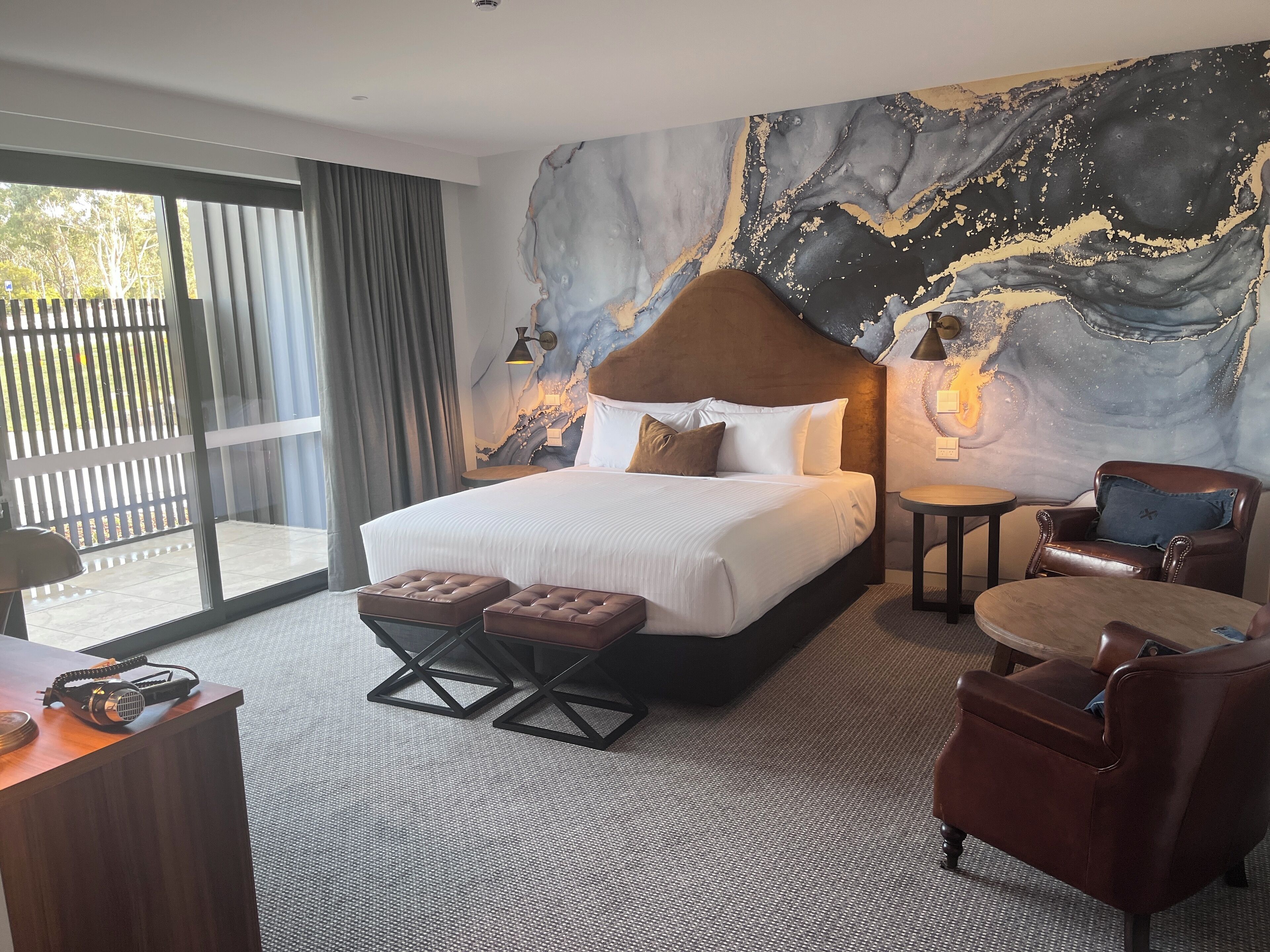 مكتب ومساحة عمل للكمبيوتر المحمول وواي فاي مجانًا وملاءات أسرّة