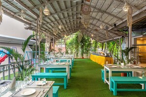 2 restaurantes: opção de almoço e jantar