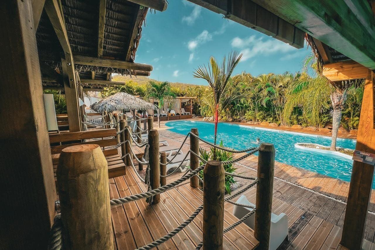 حمّام سباحة خارجي، مفتوح من 8 صباحًا إلى 8:30 مساءً، مقاعد للتشمس