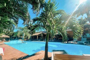 Una piscina al aire libre (de 08:00 a 20:30), tumbonas