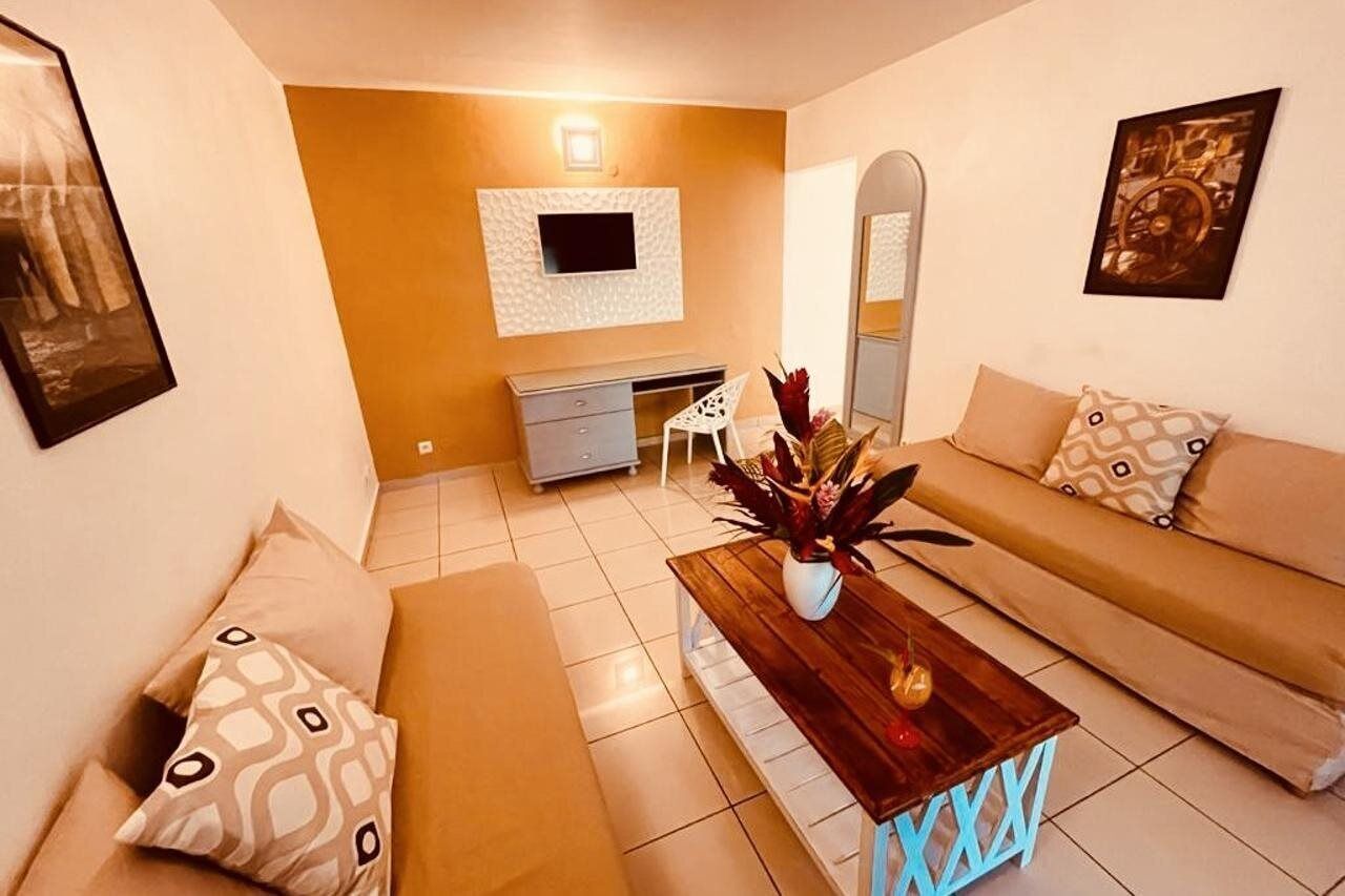 تلفزيون بشاشة مسطحة