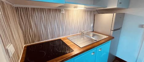 Fridge, microwave, stovetop, cookware/dishes/utensils