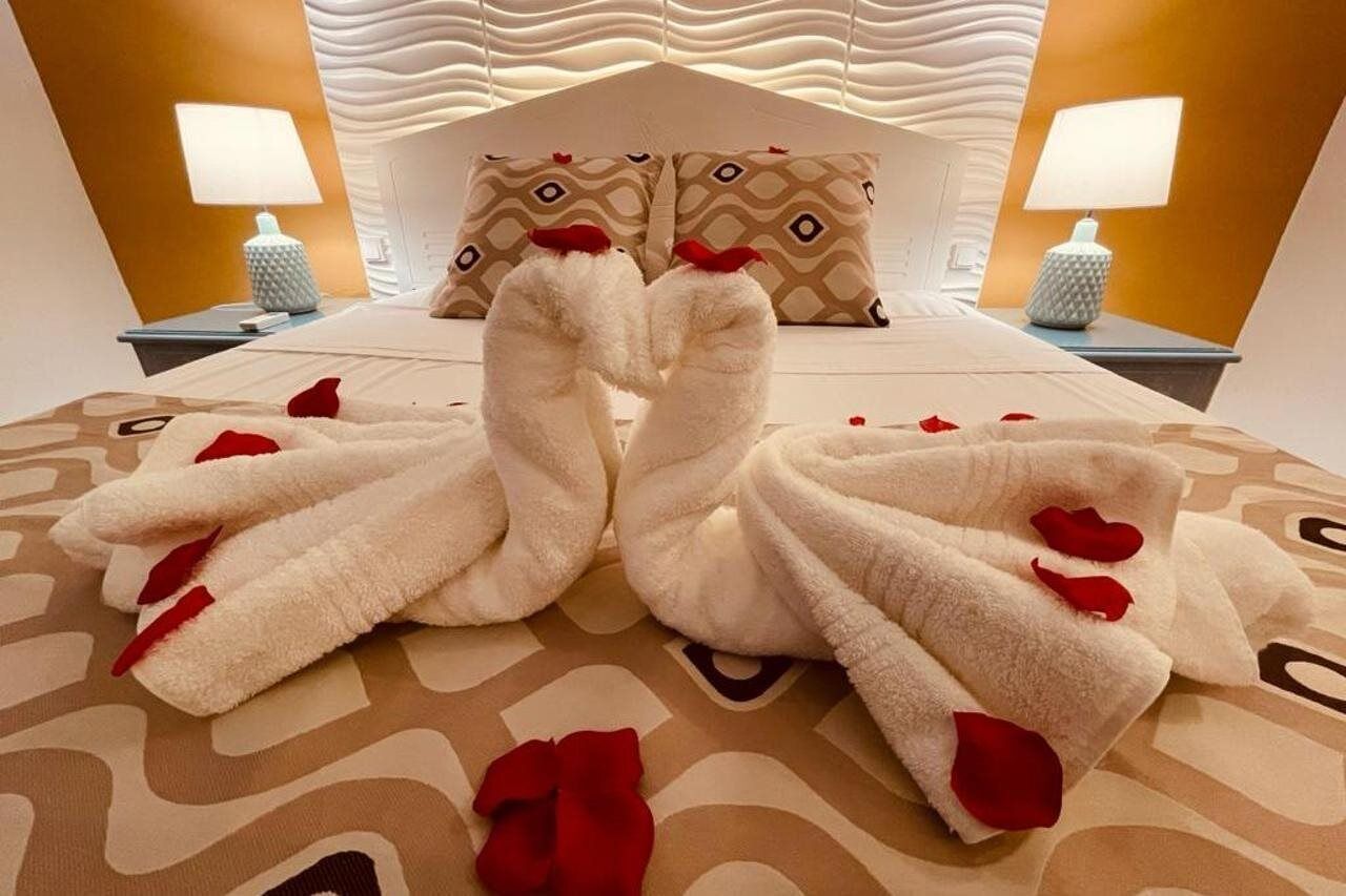 أغطية فراش متميزة ومكتب وستائر تعتيم وتجهيزات عازلة للصوت