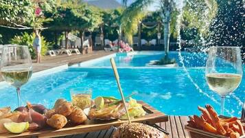 Outdoor pool, open 8 AM to 8:30 PM, pool loungers