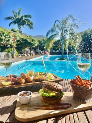 Außenpool, geöffnet von 08:00 Uhr bis 20:30 Uhr, Liegestühle