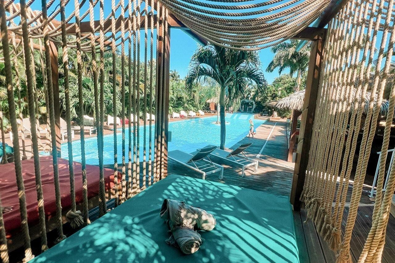Kolam renang outdoor, dengan kursi berjemur