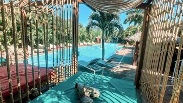 Kolam renang outdoor, dengan kursi berjemur