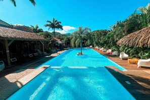 Piscina externa, funciona das 8h às 20h30, espreguiçadeiras