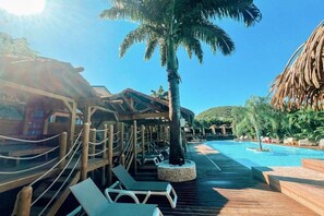 Outdoor pool, open 8 AM to 8:30 PM, sun loungers - Résidence hôtelière Caraïbes Royal (Deshaies)