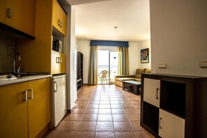 Grand réfrigérateur, micro-ondes, plaque de cuisson