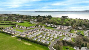 Un barrio residencial con casas y un puerto deportivo.