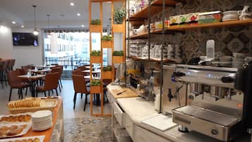 Dagelijks continentaal ontbijt (EUR 5 per persoon)