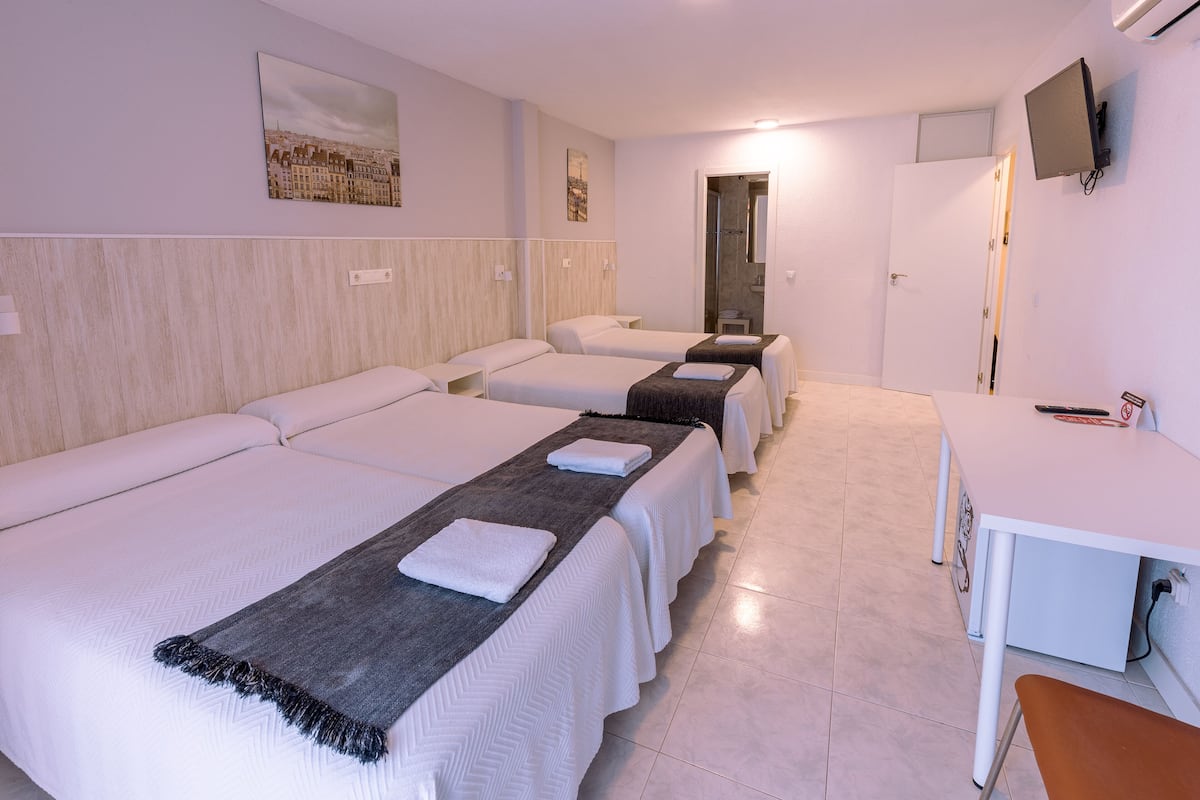 Quadruple Room | In-room safe, desk, blackout drapes, soundproofing