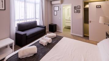 Premium suite (Family) | Een kluis op de kamer, een bureau, verduisterende gordijnen