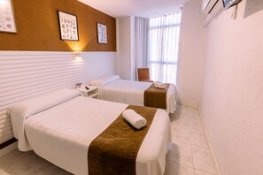 Habitación con 2 camas individuales | Caja fuerte, escritorio, cortinas opacas y sistema de insonorización