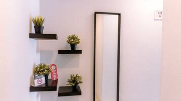 Habitación familiar | Caja de seguridad en la habitación, escritorio y cortinas blackout