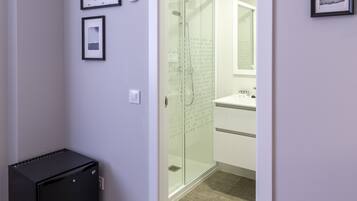 Suite Premium Familiar (2 Adultos y 2 Niños) | Caja fuerte, escritorio, cortinas opacas y sistema de insonorización