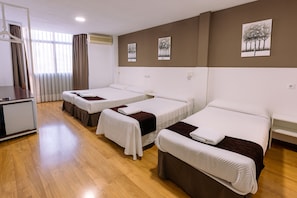 In-room safe, desk, blackout drapes, soundproofing - Pensión Venecia (Pinto)