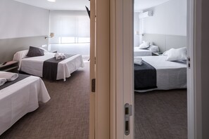 In-room safe, desk, blackout drapes, soundproofing - Pensión Venecia (Pinto)