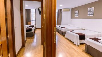 Habitación familiar | Caja de seguridad en la habitación, escritorio y cortinas blackout