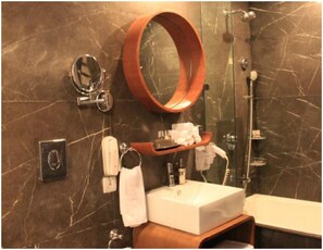 Shower, rainfall showerhead, free toiletries, hair dryer - Udman Panchshila Park by Ferns N Petals (New Delhi)