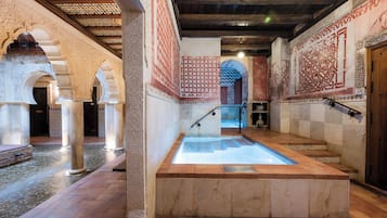 Behandlungsräume für Paare, Sauna, Whirlpool, Thermalbad/Mineralquelle