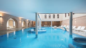 Indendørs pool, sæsonbestemt udendørs pool, parasoller, liggestole