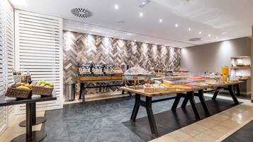 بوفيه فطور يوميًا بتكلفة قدرها (22 EUR للشخص)